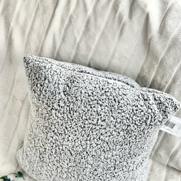 New with tags GREEN BAY PACKERS SUPER SOFT PILLOW FLEECE GREY WITH PACKERS LOGO - Picture 5 of 5